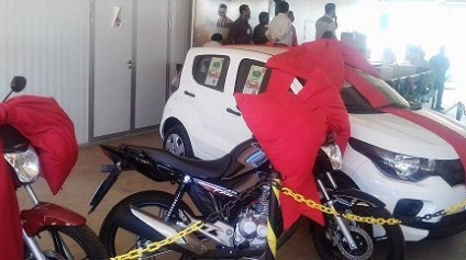 Trabalhadores estão sendo contemplados com diversos prêmios, entre eles carros e motos - Ana Cristina Santos/JP