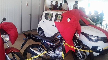 Trabalhadores estão sendo contemplados com diversos prêmios, entre eles carros e motos - Ana Cristina Santos/JP