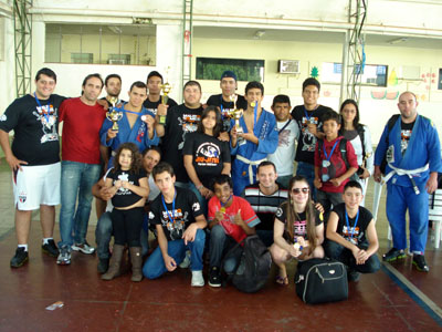 Equipe comemora com os troféus em Andradina -
