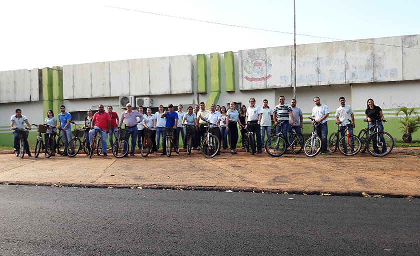 Servidores registraram o momento em frente ao Paço Municipal - Divulgação/Assessoria