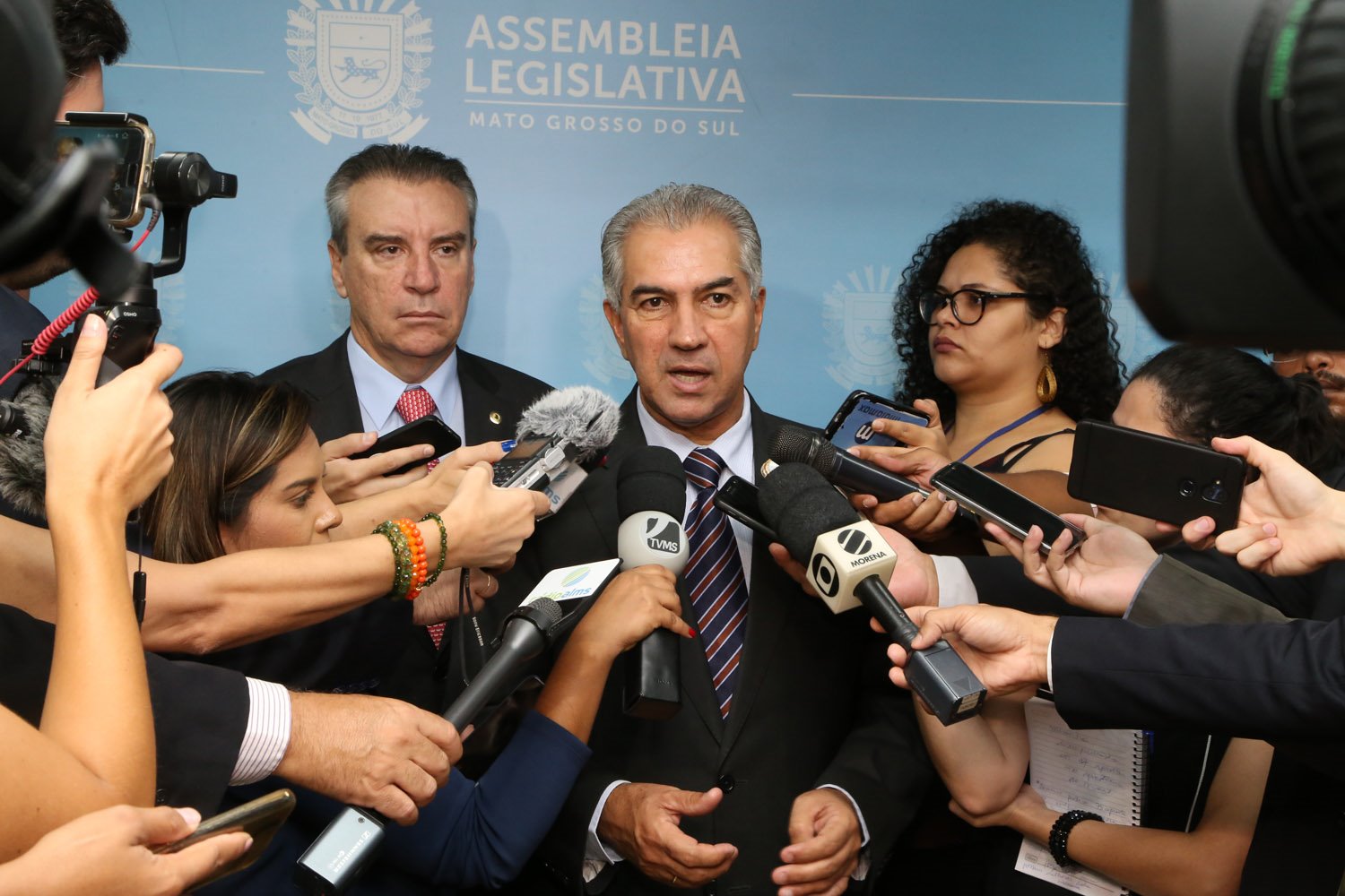 Governador Reinaldo Azambuja em coletiva a imprensa, tendo ao fundo o presidente da Assembleia Paulo Correa - Foto: ALMS