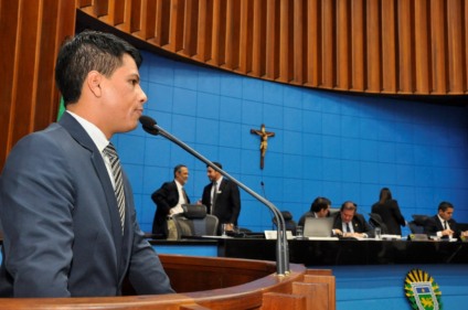 Um dos últimos a utilizar a tribuna mostra a falta de atenção dos parlamentares ao fundo enquanto o convidado falava - Luciana Nassar/ALMS