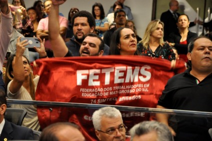 Manifestantes lotaram a Assembleia Legislativa e prometem voltar para pressionar deputados na votação de amanhã - Luciana Nassar/ALMS Manifestantes lotaram a Assembleia Legislativa e prometem voltar para pressionar deputados na votação de amanhã - Luciana Nassar/ALMS