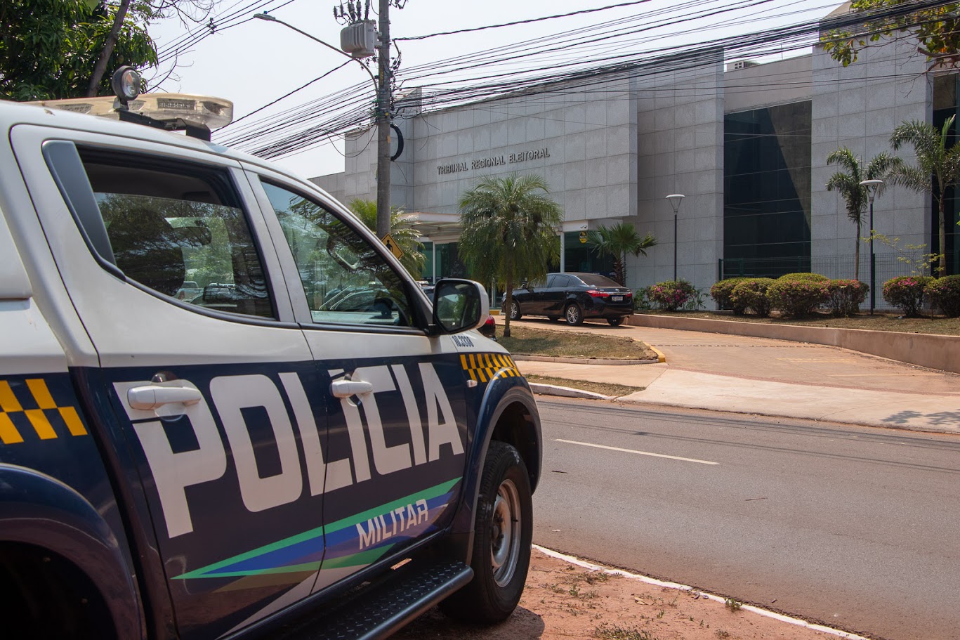 Policiais em frente ao Tribunal Regional Eleitoral no primeiro turno de 2024