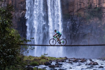 O ponto mais imponete do percurso é a passagem pelo Salto do Sucuríu no Parque Nacional . - Divulgação/ Brasil Ride