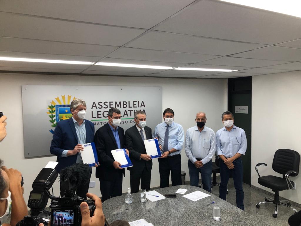 Representantes do governo, Fiems e deputados participaram da reunião. - Foto: Loraine França