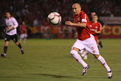 O volante Guiñazu domina bola durante a vitória do Inter em Porto Alegre -