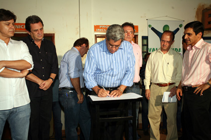 Puccinelli assina convênios e ordem de serviço -