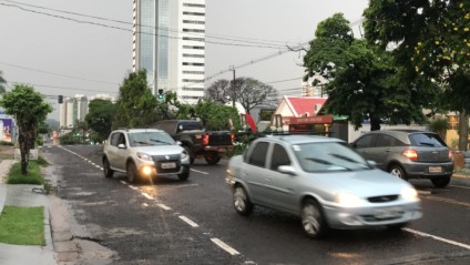 árvore fechou naus da metade da via.