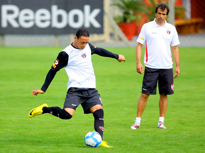 Ricardo Oliveira participa do treinamento sob os olhares do auxiliar Milton Cruz - Ricardo Oliveira participa do treinamento sob os olhares do auxiliar Milton Cruz -