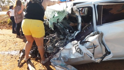 Pessoas observam estragos causados pelo acidente no carro - Arquivo/JPNEWS