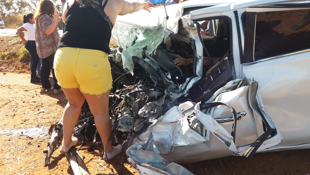 Pessoas observam estragos causados pelo acidente no carro - Arquivo/JPNEWS