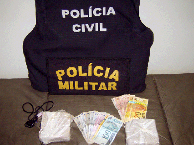 Droga e dinheiro apreendidos na operação policial -