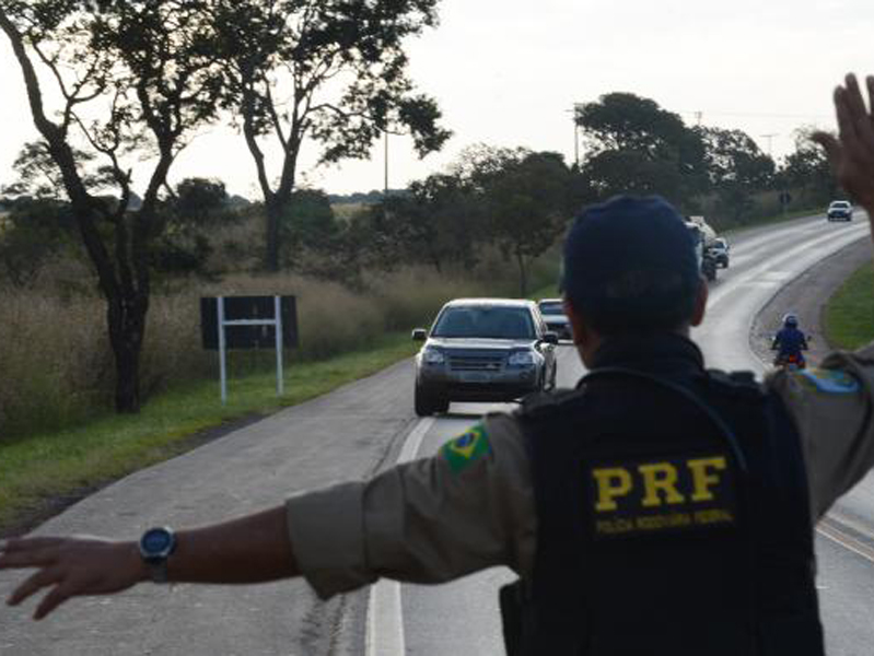 Polícia Rodoviária Federal intensifica fiscalização de condutas imprudentes no quilometro trinta e cinco da BR-040 - Marcello Casal Jr/Agência Brasil