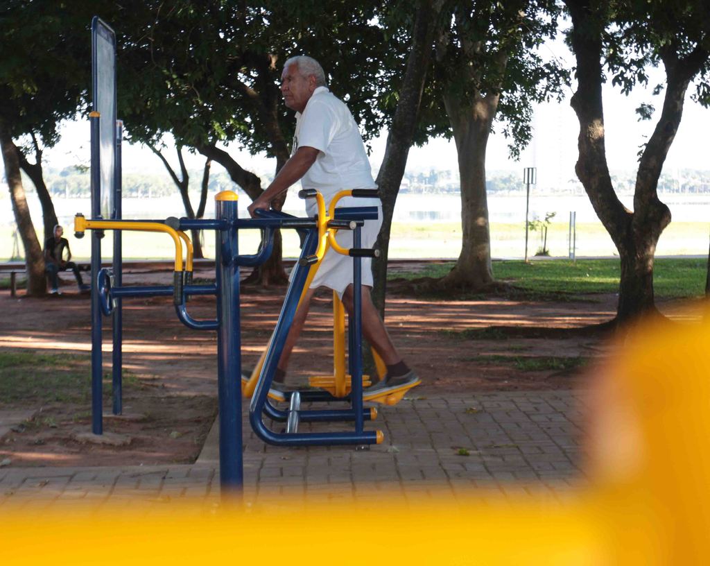 Academia ao ar livre na Lagoa Maior, em Três Lagoas, tem atraído muitas pessoas que estão em busca de uma vida saudável. - Hugo Leal/JPNEWS