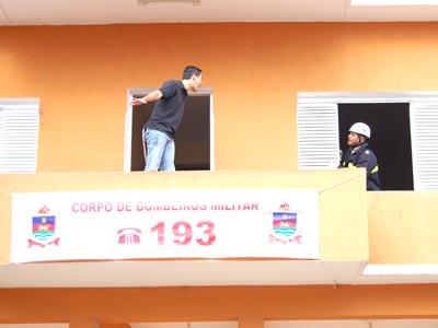 A ação simulou o resgate de um indivíduo que ameaçava pular da primeira sacada do hotel -