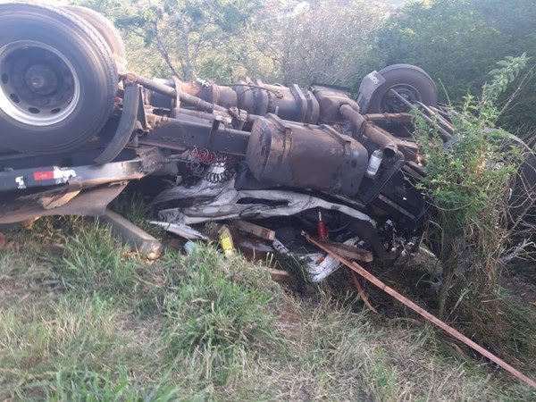 Família de Três Lagoas morre após acidente com carreta no estado do Paraná - Imagens/BPMOA