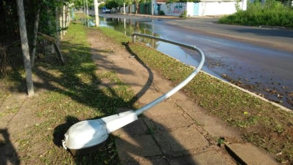 Motorista derrubou poste na Lagoa Maior nesta madrugada - Claudio Junior