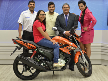 Tainara recebeu as chaves da moto das mãos do gerente da Pioneiro Motos, Waldemir Silva - Laila Rebecca/JP