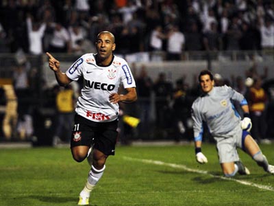 Emerson Sheik vibra com um dos gols marcados sobre o Boca Juniors no Pacaembu -