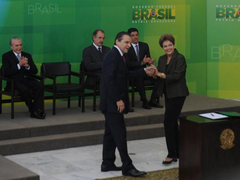 Presidenta Dilma Rousseff dá posse ao novo ministro do Turismo, Henrique Eduardo Alves, em cerimônia no Palácio do Planalto  - José Cruz/Agência Brasil