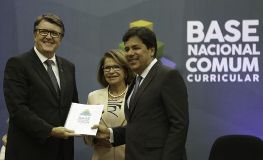 O presidente do CNE, Eduardo Deschamps, a secretária executiva do MEC, Maria Helena Castro e o ministro da Educação, Mendonça Filho participam da entrega da BNCC - Fabio Rodrigues Pozzebom/Agência Brasil