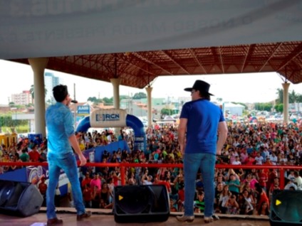 Vitor e Mateus abrem mega show em Paranaíba