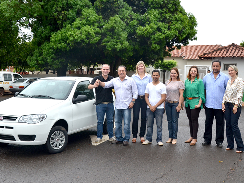 Carro zero é entregue ao sorteado na promoção do IPTU