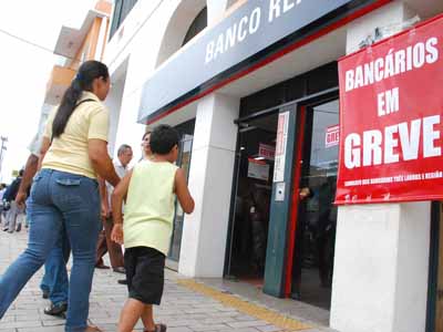 No primeiro dia da greve dos bancários, apenas funcionaram os terminais eletrônicos -