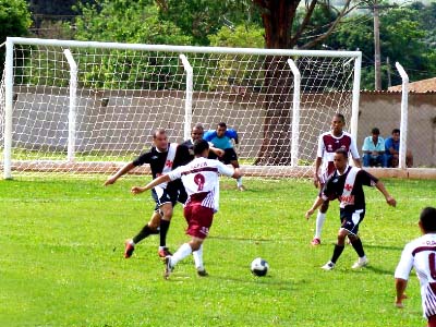 Rodadas dos campeonatos foram movimentadas no domingo -
