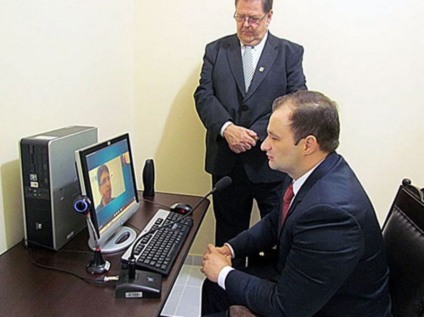 A salaé dotada de computador e  periféricos de áudio e vídeo, como câmera e microfone - Divulgação