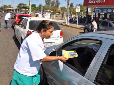 Panfletagem aconteceu no centro da cidade, na manhã de ontem -