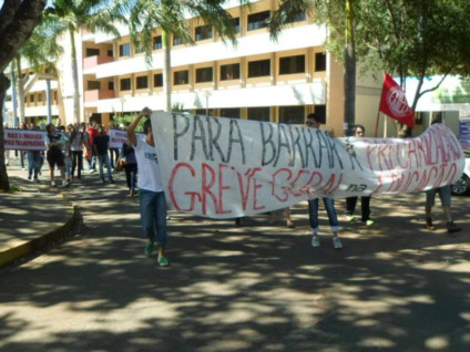 Em Três Lagoas, técnico-administrativos, estudantes e professores fizeram ato unificado, nesta quinta-feira, 6 - Divulgação/UFMS Em Três Lagoas, técnico-administrativos, estudantes e professores fizeram ato unificado, nesta quinta-feira, 6 - Divulgação/UFMS