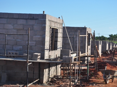 Paredes das casas do conjunto habitacional já são levantadas -