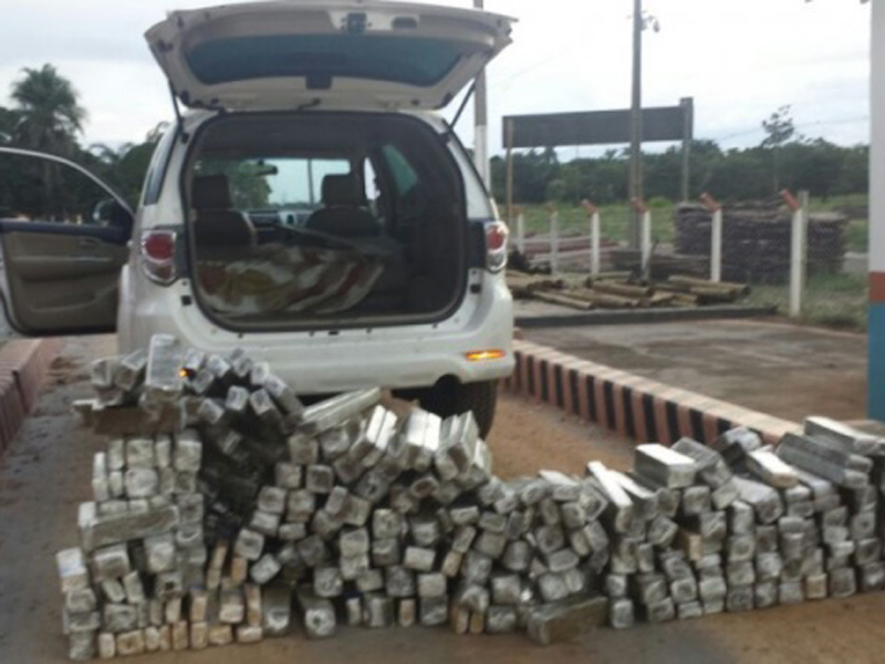 Na Hilux estavam os 355 tabletes que somaram 440kg de maconha - Divulgação