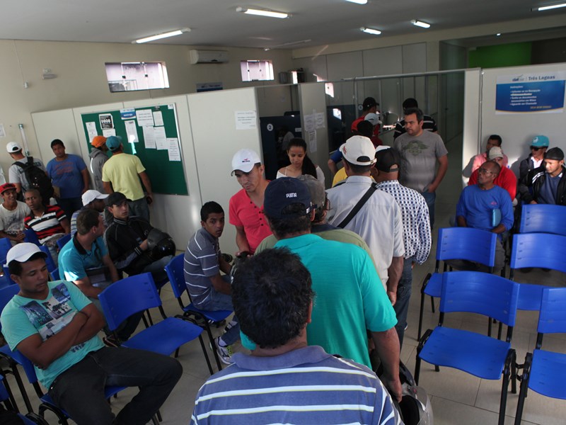 Diariamente, dezenas de trabalhadores procuram o Ciat em busca de trabalho  -  Elias Dias