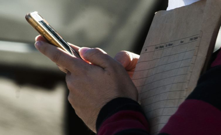 Objetivo da determinação do TRF4 é impedir a cobrança de mensalidades ou multas daquele que perdeu ou teve o celular roubado ou furtado e rescindiu o contrato com a operadora - Marcello Casal Jr/Agência Brasil