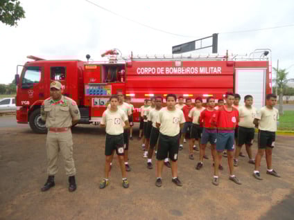 Apadrinhamento consiste na entrega de um brinquedo por militar a cada criança do projeto - Divulgação