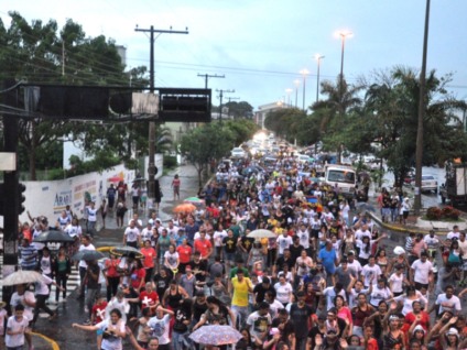 Fieis caminham para a Praça Senador Ramez Tebet embaixo de chuva  - Divulgação/Secom TL