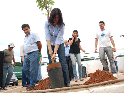 A avenida Rosário Congro recebeu 30 mudas de Oiti e 10 Quaresmeira -