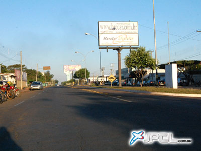 Outdoors instalados no canteiro central da avenida Capitão Olintho Mancini e outras avenidas deverão ser retirados até 30 de junho -