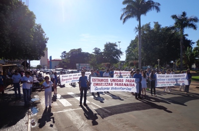 Moradores e estudantes percorrem as principais vias da cidade -