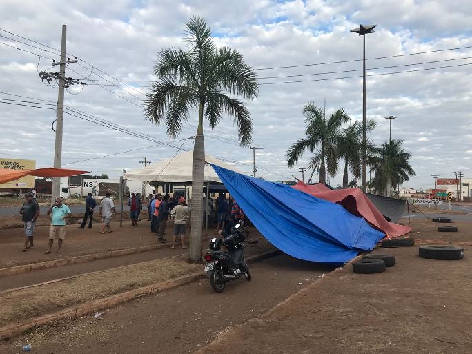 Caminhoneiros decidem continuar com a manifestação na cidade. - Kelly Martins/JPNEWS