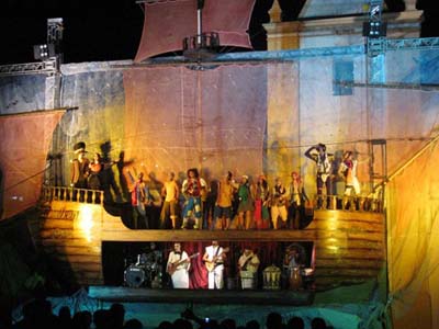 Este ano, um elenco de 32 artistas encena como terrestres, vivendo em um ambiente de escassez e de guerras, articulados com anjos -
