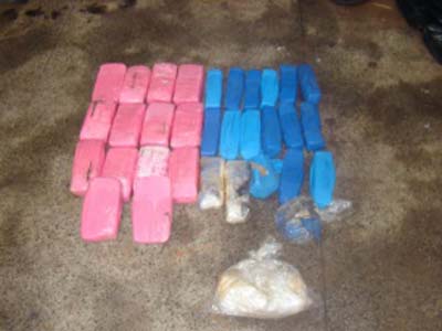 De acordo com as informações divulgadas nesta segunda-feira pela PF, a droga estava escondida em fundos falsos da lataria de um Gol -