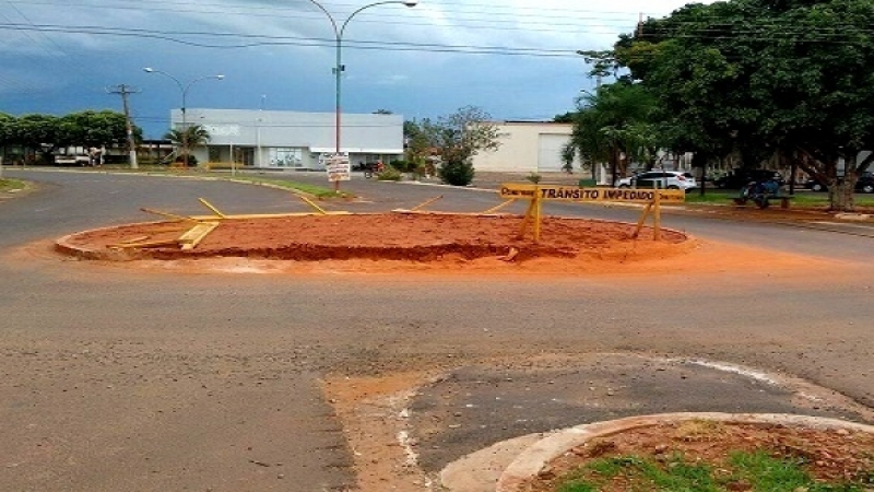 Ao tentar manobrar no local, ônibus danificou a "rotatória gigante" e abandonada - Leonardo Guimarães - JP NEWS