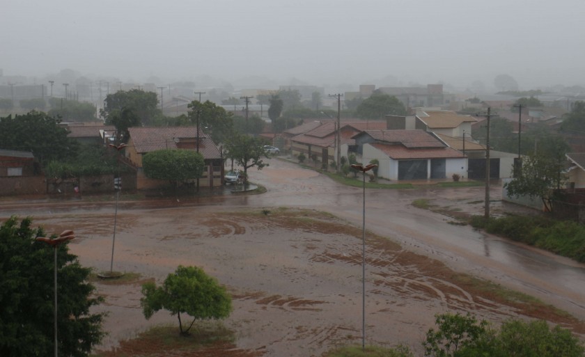 A chuva que caiu nesta segunda-feira (10), em Três Lagoas,alagou alguns bairros - Hugo Leal/JPNEWS