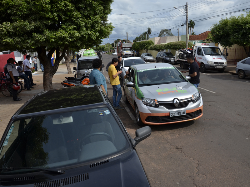 Carreata sai da frente do Grupo RCN de Comunicação, em instantes - Laila Rebecca/JP