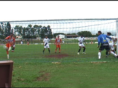 O zagueiro Jr Camaçari sozinho marca o segundo gol -