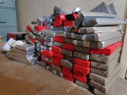 Trio é preso preparando veículo com mais de 100kg de maconha - Foto: Osvaldo Duarte